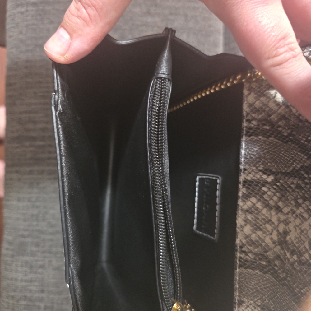Elegant Snakeskin Patterned Handbag - Picture 3 of 3